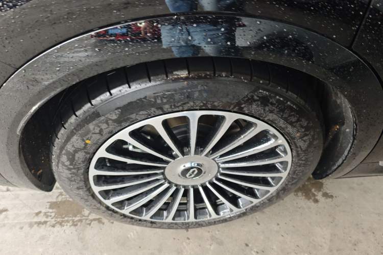 Used Hima AITO M8 2025 Extended-Range Ultra Version 53.4 kWh 6-Seater Edition Right Rear Wheel Hub