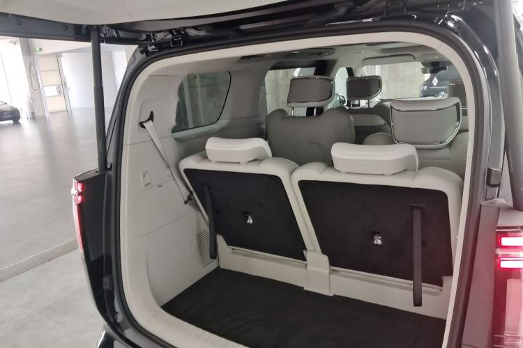 Used Volvo EM90 2025 Ultra Six-Seater