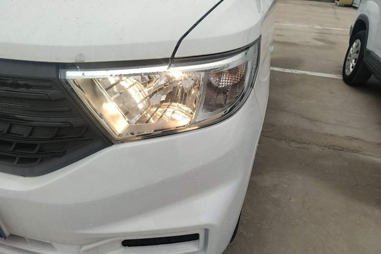 Used Wuling Hongguang V 2022 1.5L Jingqu Edition Enclosed-Window Vehicle with Hydraulic Power Steering LAR