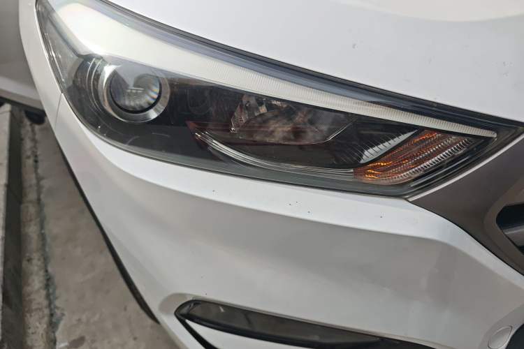 Used Hyundai Tucson 2015 1.6T Dual-Clutch Two-Wheel-Drive Smart Model Right Front Headlight