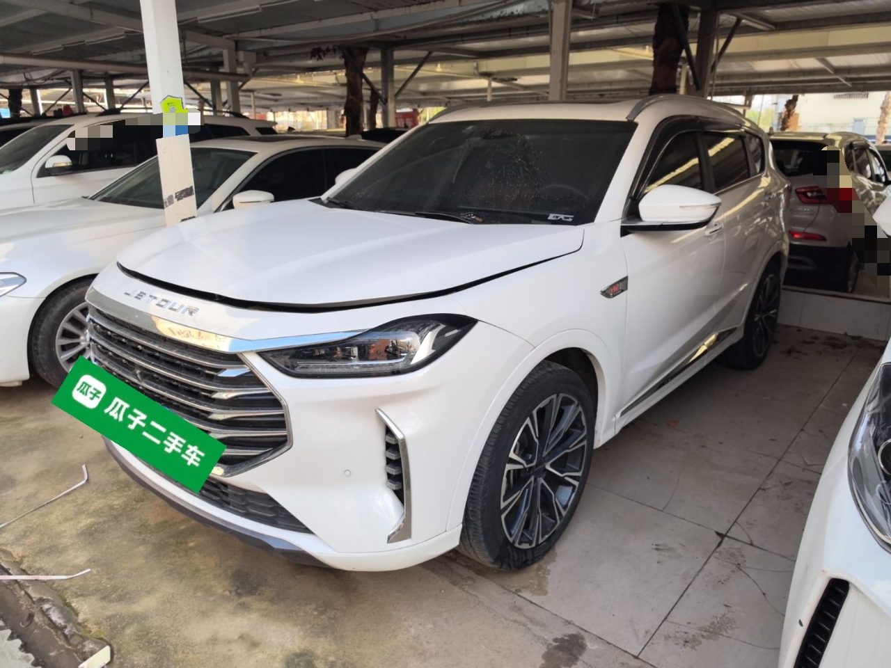 تحت مقدمة السيارة