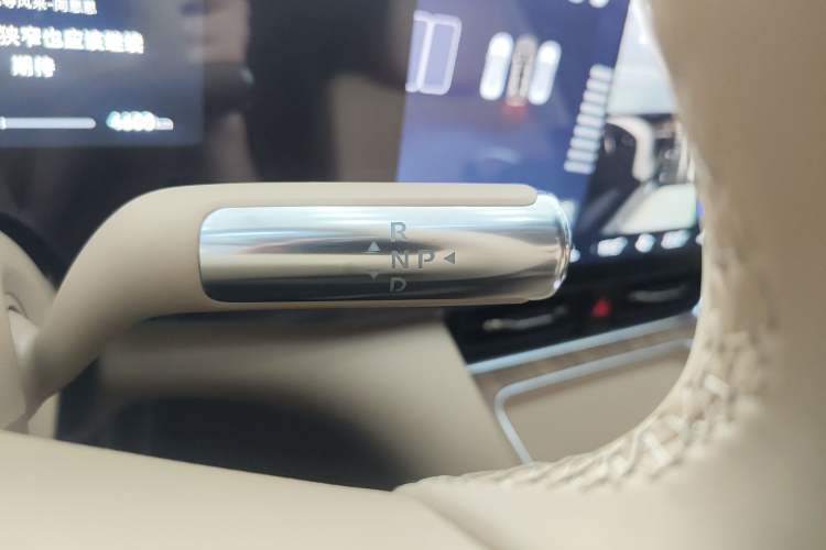 Used Hima AITO M8 2025 Extended-Range Max+ Version 53.4 kWh 6-Seater Edition Gear Lever