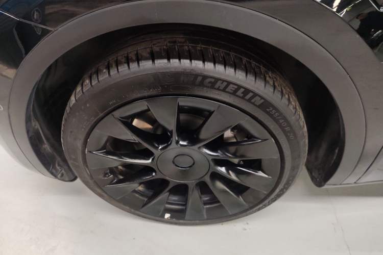 Used Tesla Model Y 2023 Long-Range All-Wheel-Drive Version
