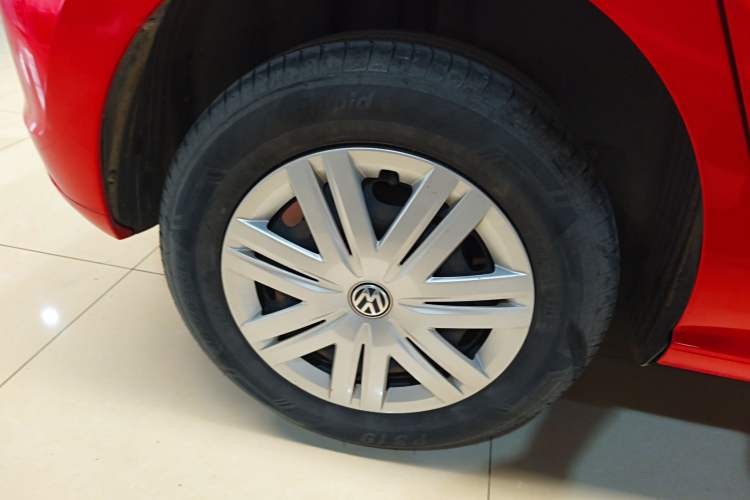Used Volkswagen Polo 2014 1.4L Automatic Comfort Edition Right Rear Wheel Hub