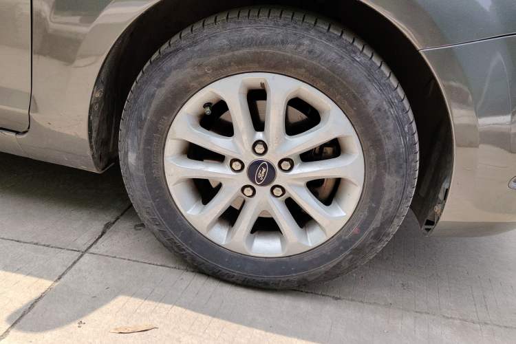 Used Ford Focus 2013 Sedan Classic 1.8L Manual Base Model Right Front Wheel Hub