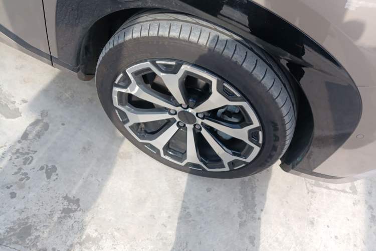 Used AION V 2024 Aion Tyrannosaurus 650 LiDAR Edition Right Front Wheel Hub