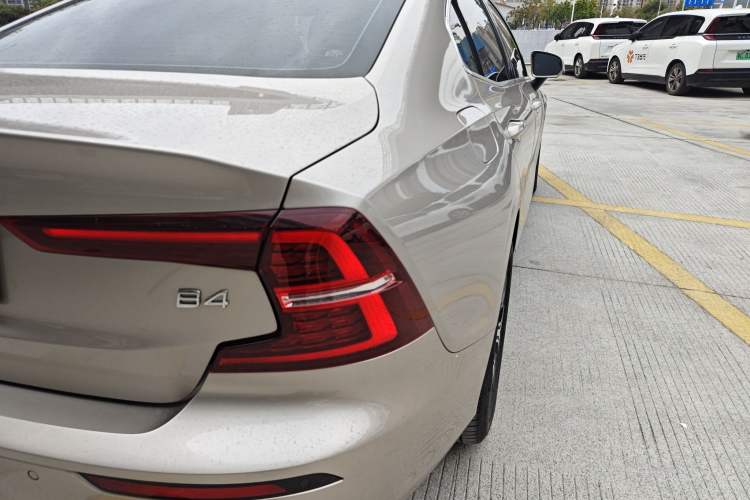 Used Volvo S60 2024 B4 Zhiyi Luxury Edition Exterior 3