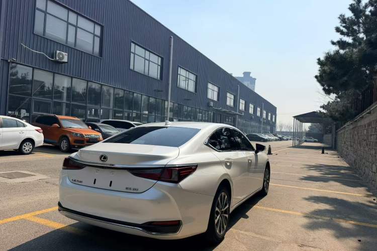 Used Lexus ES 2023 200 Excellence Edition
