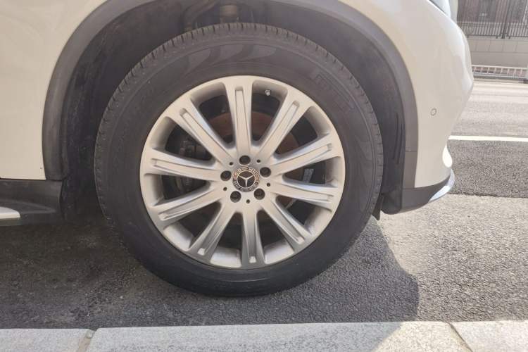 Used Mercedes-Benz GLE 2017 GLE 320 4MATIC Luxury Model Right Front Wheel Hub