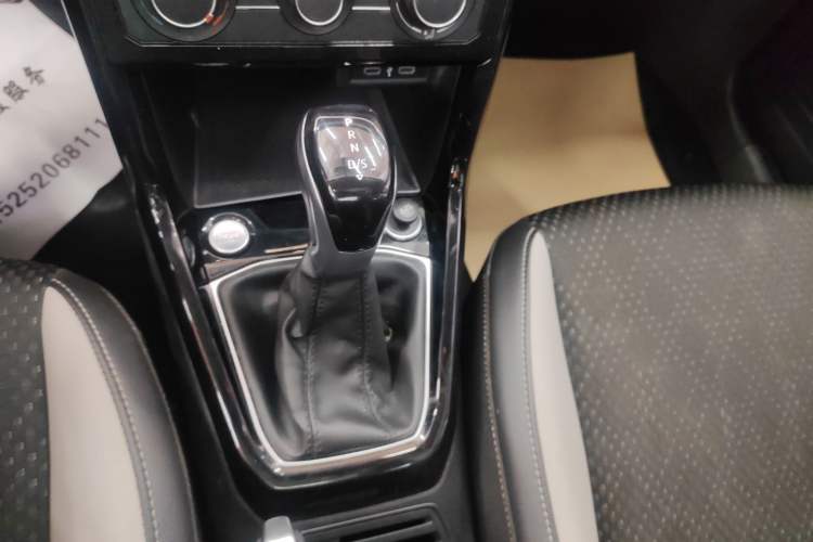 Used Volkswagen Tacqua 2023 200TSI DSG Joy-Connect Edition Gear Lever