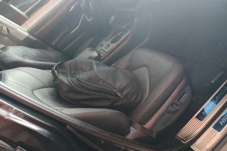 Used Toyota Highlander 2024 2.5L Smart Electric Hybrid Dual-Motor Two-Wheel Drive Luxury Version 7 Seats Right Front Seat