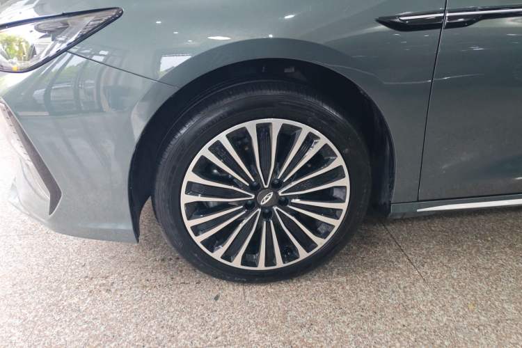 Used Chery Fengyun A8L 2025 1.5 TGDI 145 km Luxury Version Left Front Wheel Hub