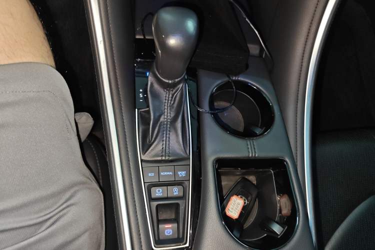 Used Toyota Avalon 2023 2.5L Luxury Edition Gear Lever