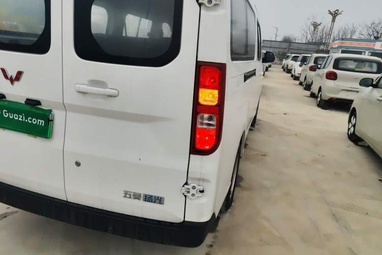 Used Wuling Yangguang 2024 300KM Comfort Version Passenger Van 75kW
