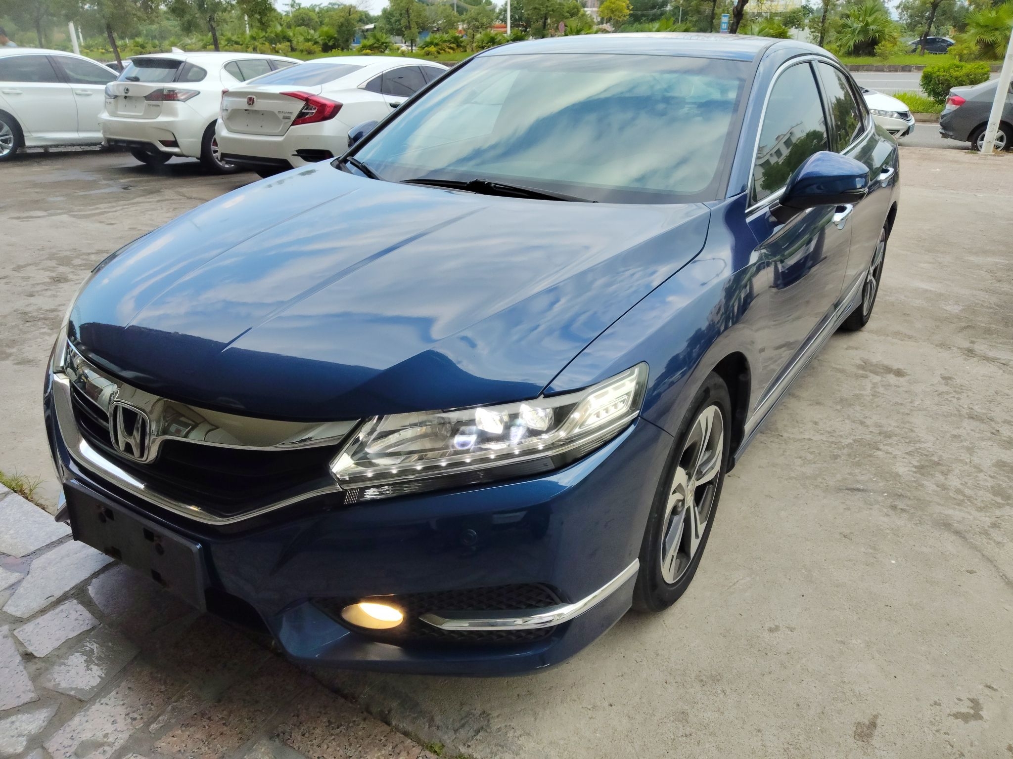 Под передней частью автомобиля