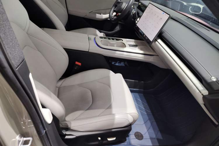 Used Xiaomi Auto SU7 2024 Rear-Drive Ultra-Long Range Advanced Pro-Level Intelligent Driving Version Right Front Seat