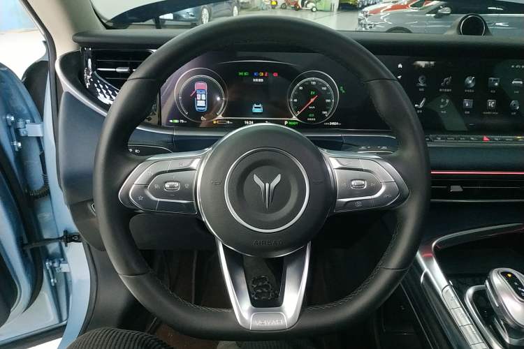 Used VOYAH FREE 2023 Four-Wheel Drive Extended-Range Model with Ultra-Long Range
