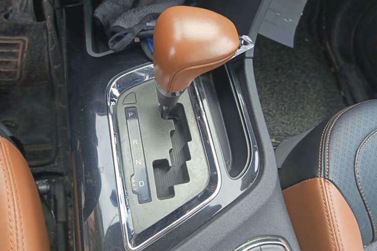 Used Soueast DX7 2015 1.5T Automatic Prestige Model Gear Lever