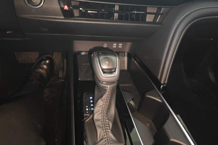 Used Toyota Camry 2024 Dual-Motor 2.0 HGVP Luxury Edition Gear Lever