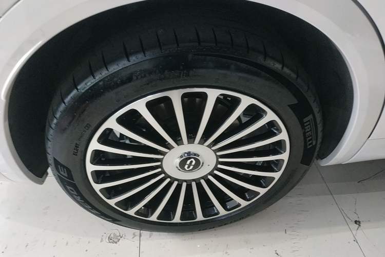 Used Hima AITO M8 2025 Extended-Range Ultra Version 53.4 kWh 6-Seater Edition Right Rear Wheel Hub