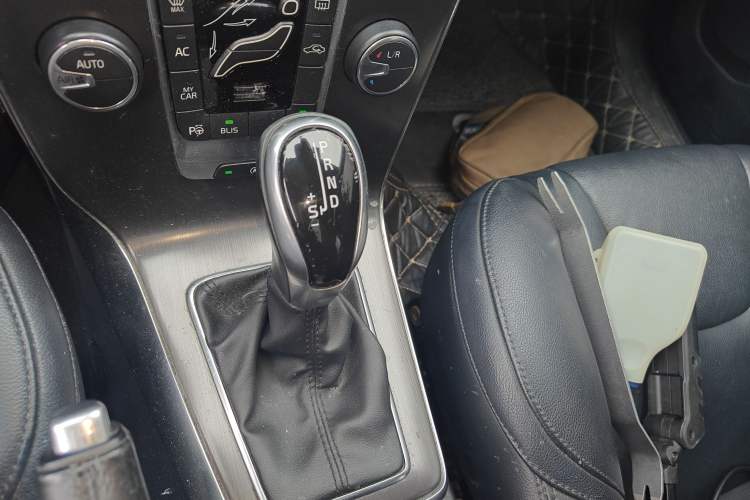 Used Volvo V40 2015 1.6T Zhiya Edition Gear Lever