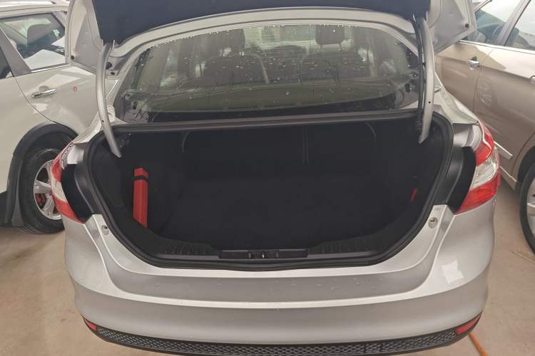 Used Ford Focus 2012 Sedan 1.6L Manual Comfort Model
