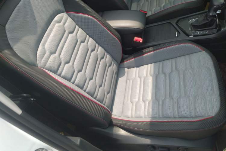 Used Volkswagen Tiguan L 2023 330TSI Automatic Two-Wheel Drive R-Line Flagship Edition Right Front Seat