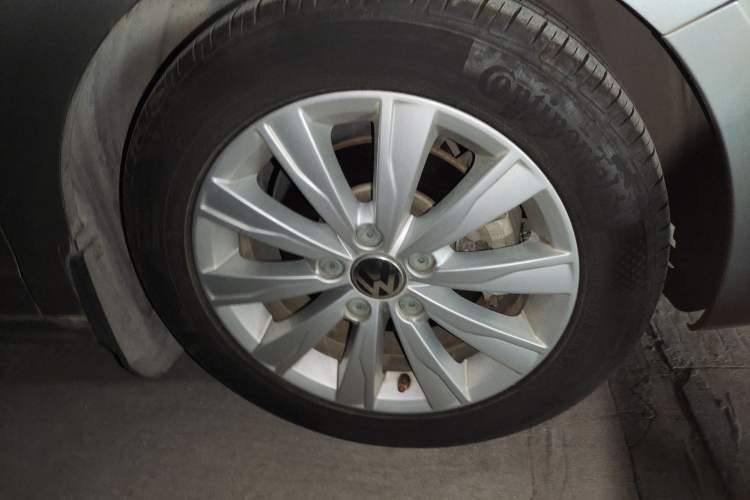 Used Volkswagen Sagitar 2014 1.6L Manual Comfort Model Right Front Wheel Hub