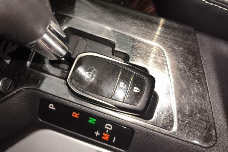 Used Toyota RAV4 2016 2.0L CVT Two-Wheel Drive Comfort Edition China V Standard Vehicle Key