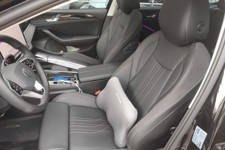 Used Volkswagen Magotan 2024 300TSI DSG Prestige Edition—A Real Eye-Catcher
