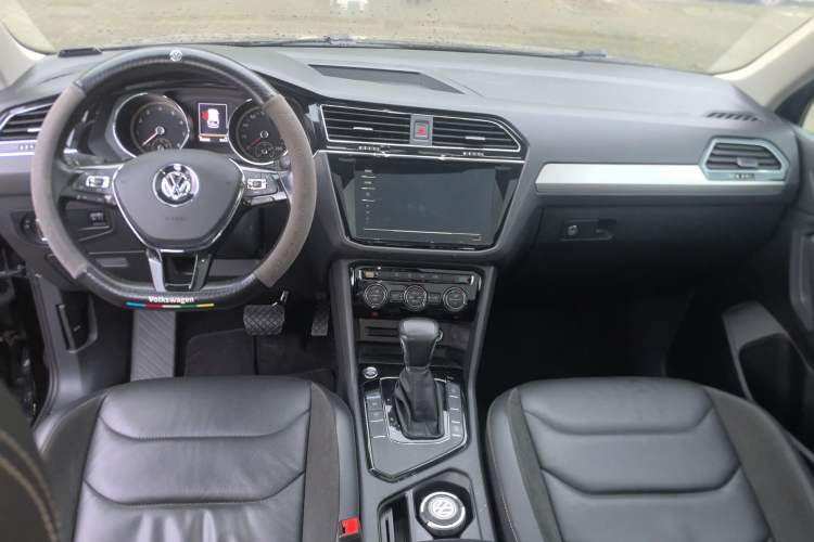 Used Volkswagen Tiguan L 2019 Updated Version 330TSI Automatic Two-Wheel Drive Panoramic Comfort Edition China VI Standard Center Console