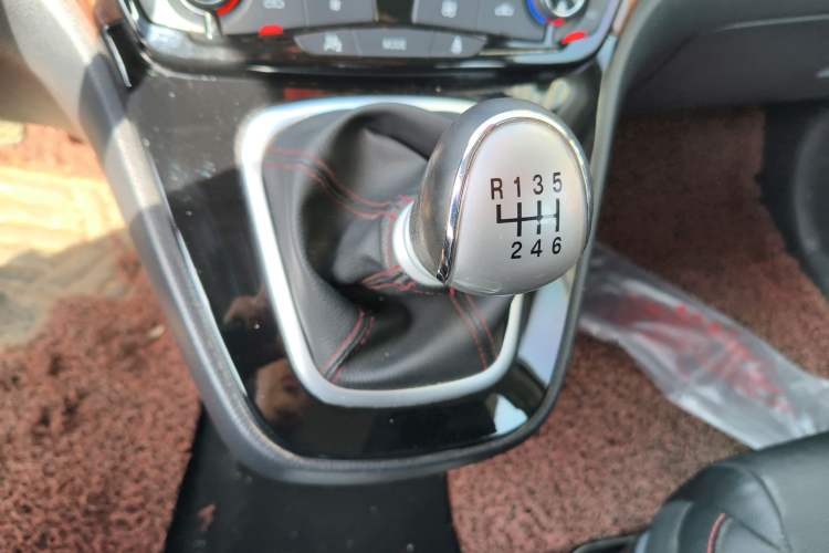 Used Haval H6 2015 Upgraded Model 1.5T Manual Two-Wheel Drive Prestige Version