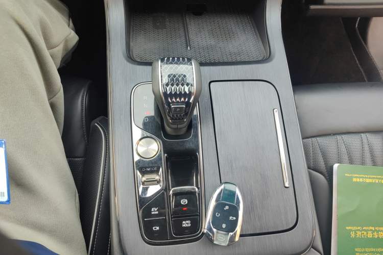 Used GAC Trumpchi GS8 2022 Dual-Engine Series 2.0TM Four-Wheel Drive Flagship Edition (7 Seats) Gear Lever