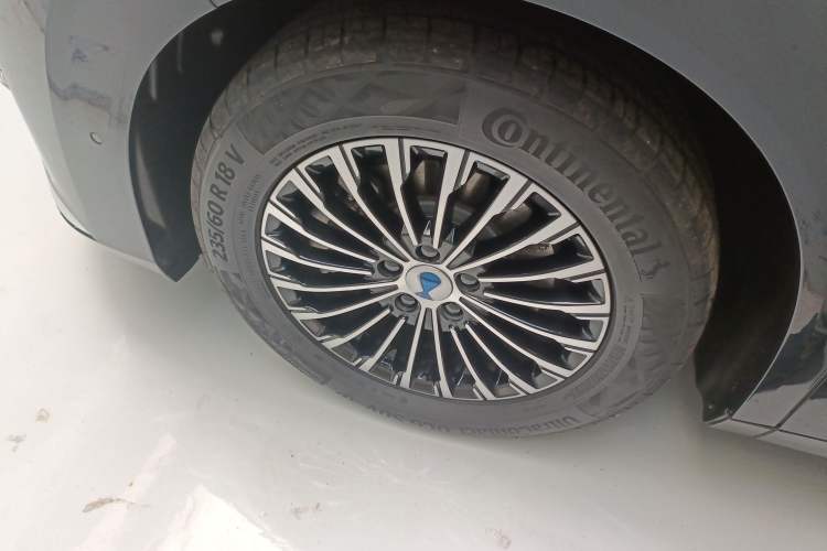 Used Denza D9 2022 DM-i 970 Four-Wheel Drive Flagship Model Left Front Wheel Hub