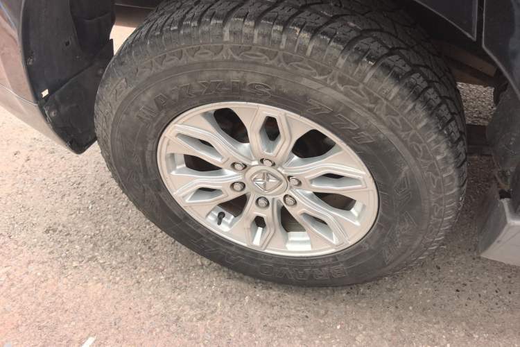 Used JMC Yusheng S350 2014 2.4T Automatic 2WD Diesel Luxury Version with Sunroof 5 Seats