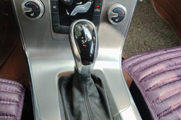 Used Volvo S60 2015 S60L 2.0T Zhiyuan Edition
