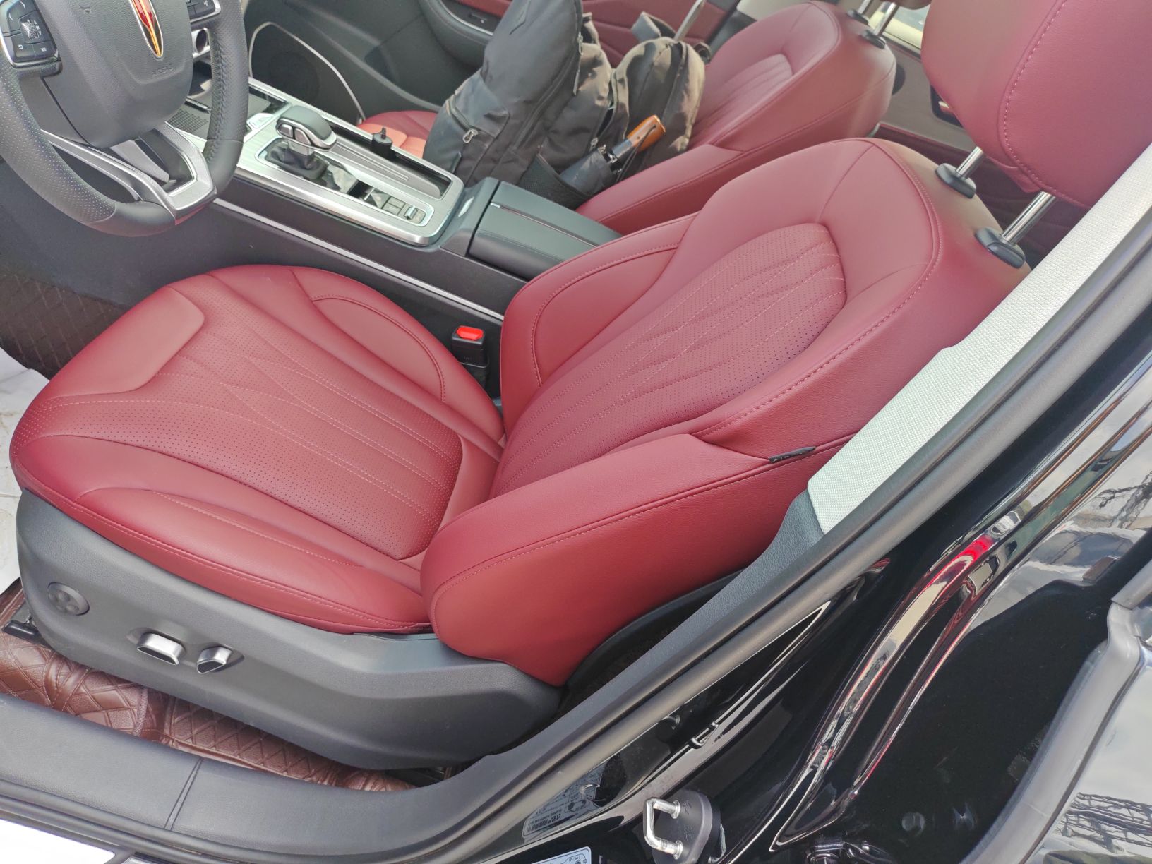 المقاعد الأمامية داخل السيارة