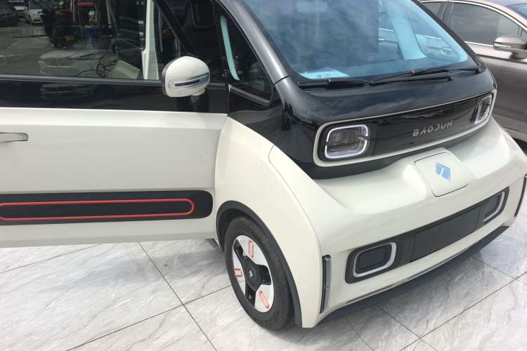 Used Baojun KiWi EV 2022 Artist Lite Edition Ternary Lithium Front Right 45 Deg