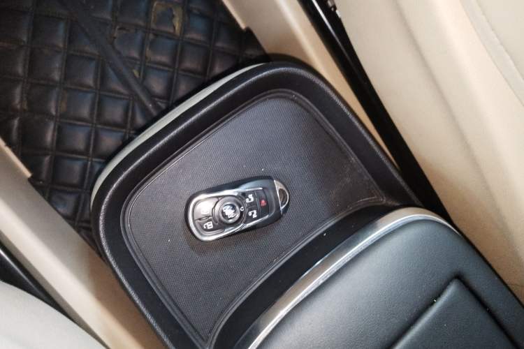 Used Buick GL8 2022 ES Landtrek 653T Luxury Edition