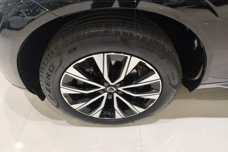 Used Volvo XC60 2024 B5 4x4 Smart Luxury Edition Left Front Wheel Hub