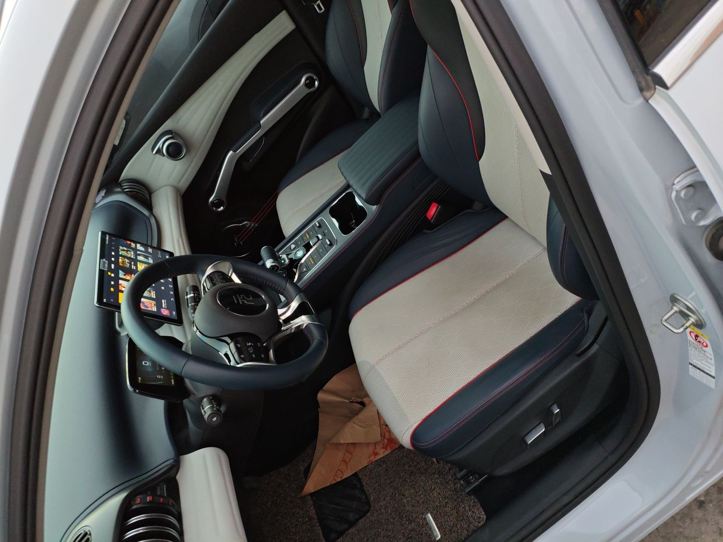 Переднее сиденье в автомобиле