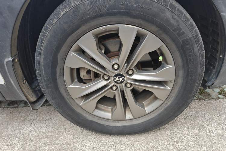 Used Hyundai Santa Fe 2013 2.4L Automatic Two-Wheel Drive Smart Version Right Front Wheel Hub