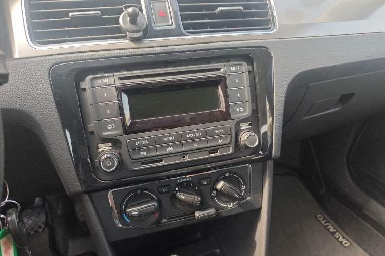 Used Volkswagen Santana 2015 1.6L Manual Comfort Edition