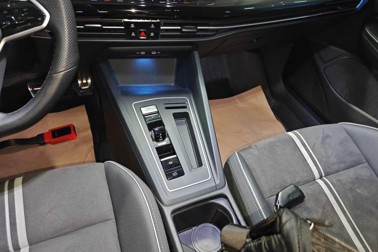 Used Volkswagen Golf 2023 Facelift 280TSI DSG R-Line Lite Gear Lever