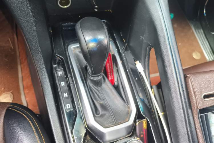 Used JMC Yusheng S350 2017 2.0T Automatic 2WD Diesel Luxury Version with Sunroof 5 Seats Gear Lever