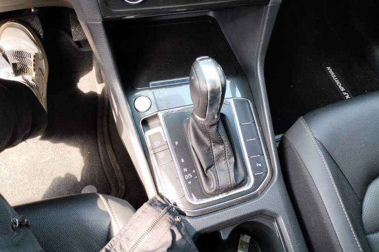 Used Volkswagen Golf Sportsvan 2016 230TSI Automatic Luxury Version Gear Lever