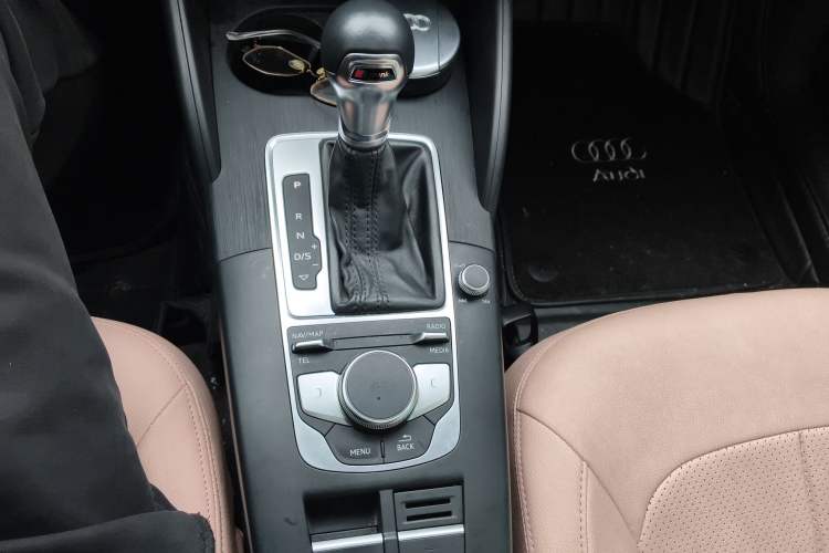 Used Audi A3 2020 Limousine 35 TFSI Fashion Edition China VI Emission Standard Gear Lever