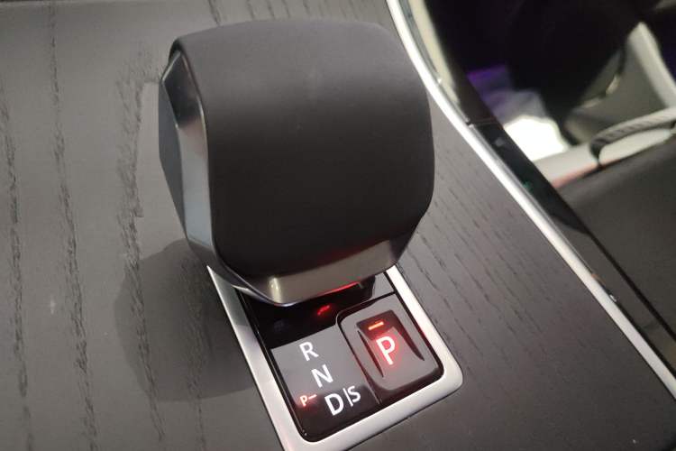 Used Land Rover Range Evoque 2024 Aurora L 249 PS Prestige Light-Chasing Edition
