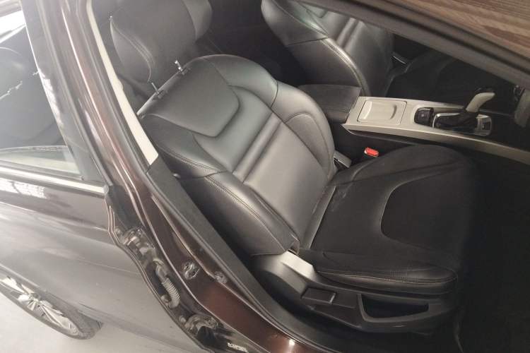 Used Luxgen U6 SUV 2015 1.8T Fashion Edition Right Front Seat