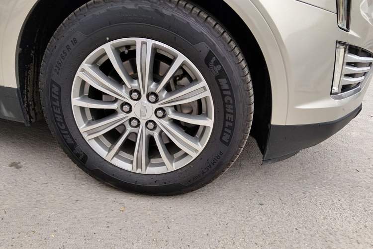 Used Cadillac XT5 2016 25T Luxury Model Right Front Wheel Hub